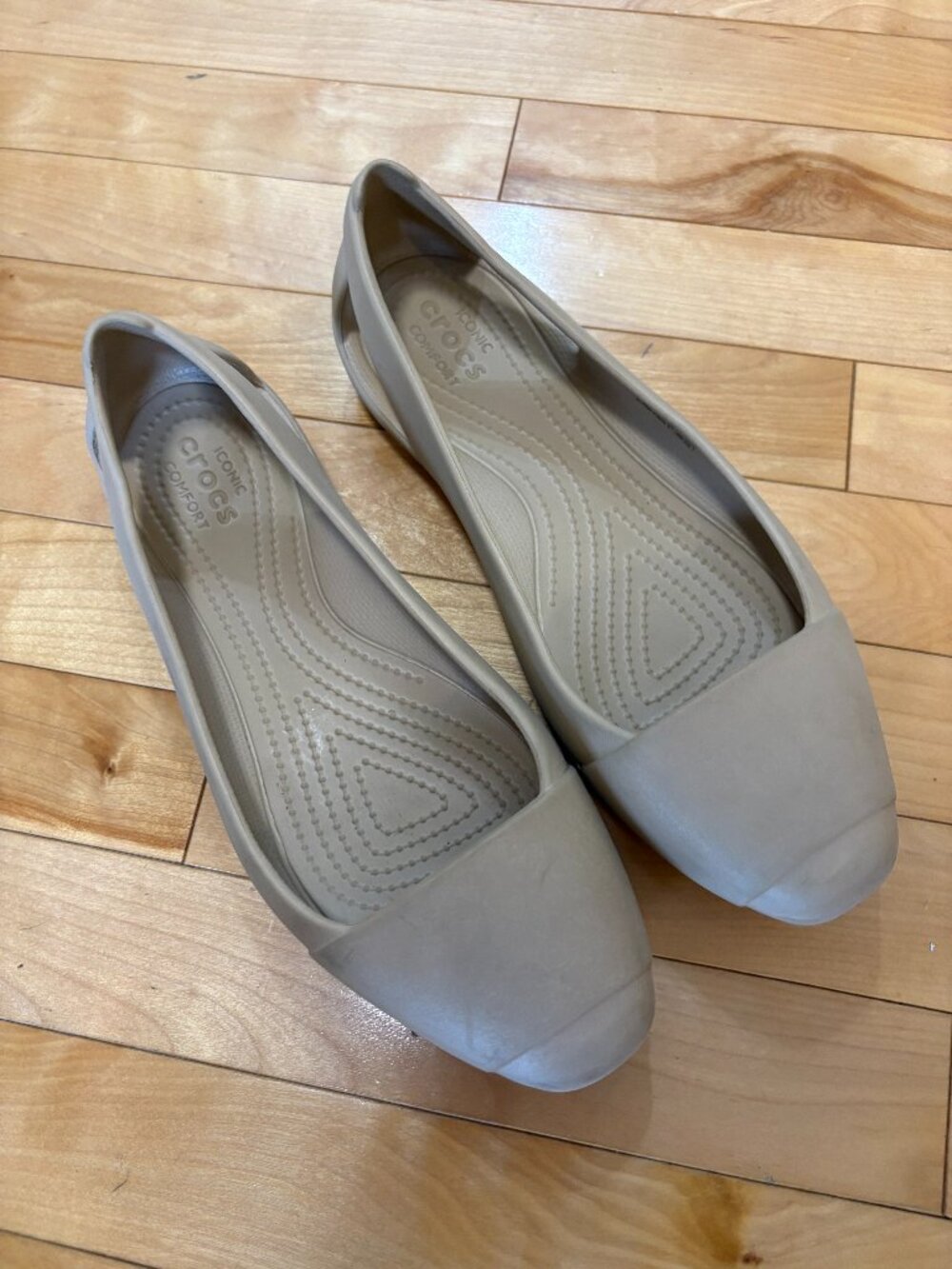 Crocs Sienna Flats Women's Tan Squared Diamond Toe Flats Size 9
